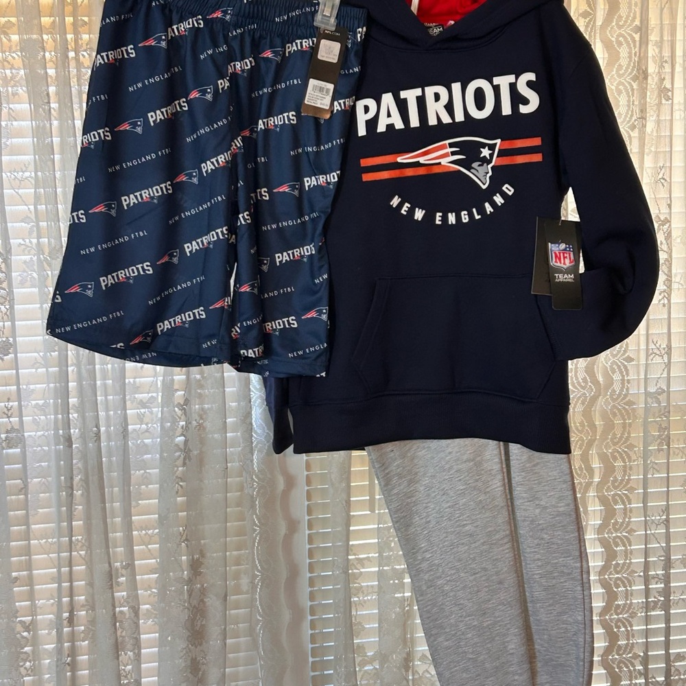 Boys Sz L 14/16 Set Patriots Sweatshirt/joggers & Shorts